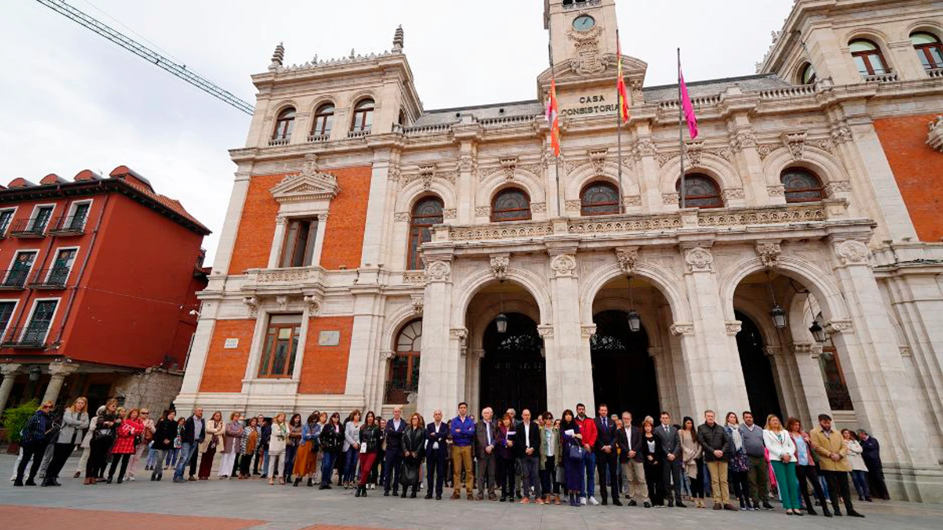 Minuto de silencio en el que partipan el alcalde de Valladolid, concejales del equipo de gobierno, representantes de los grupos municipales y numerosos trabajadores para expresar su solidaridad con el funcionario municipal, Juan Rodríguez, padre de la jovend de 23 años asesinada en Bruselas por su expareja