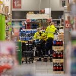 Los servicios de emergencia en el interior del supermercado de Milán donde ocurrió el suceso