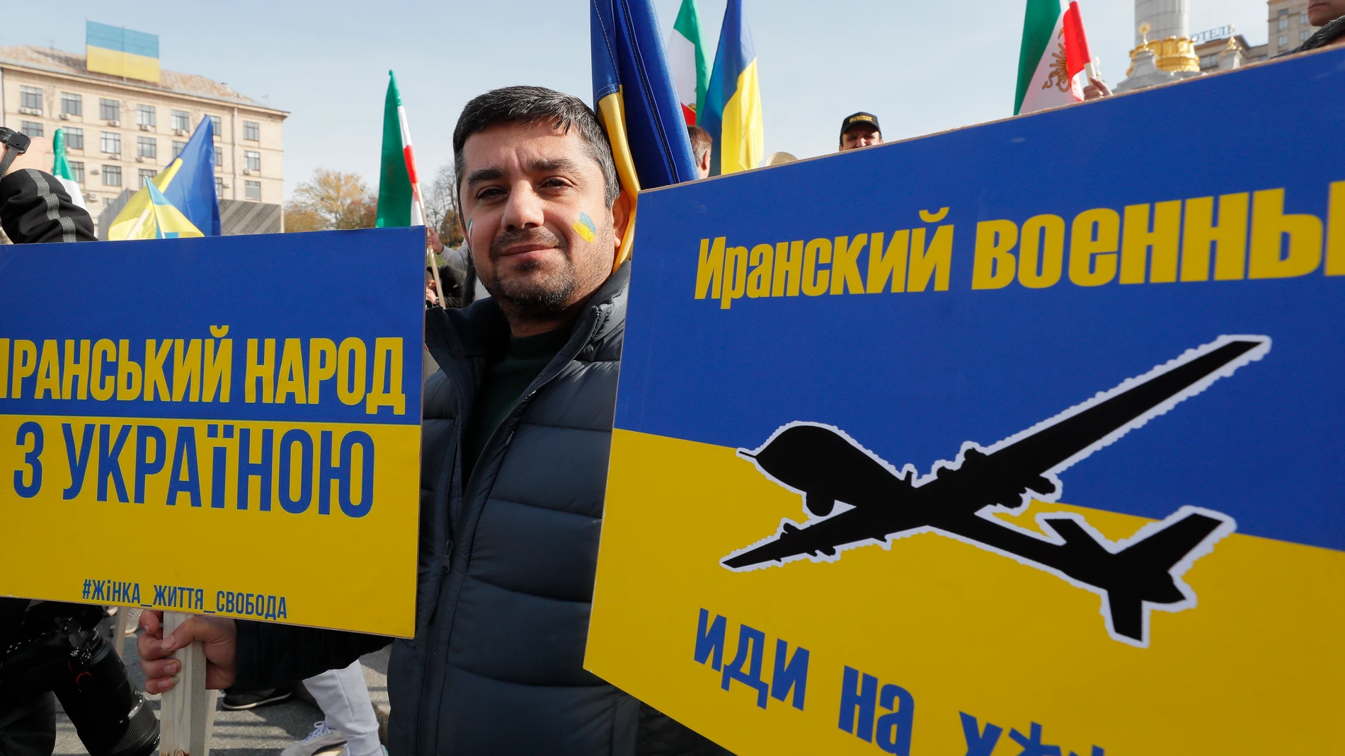 Miembros de la diáspora iraní asisten a una protesta contra los drones de fabricación iraní suministrados a Rusia, en la Plaza de la Independencia de Kiev,