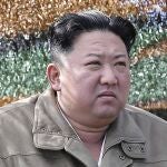 En esta foto proporcionada por Corea del Norte, el líder norcoreano Kim Jong Un inspecciona ejercicios militares en un lugar no revelado en Corea del Norte el 8 de octubre