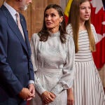 La Reina Letizia recupera su vestido midi de firma sevillana pero con tacones bajos para esta mañana de audiencias en Oviedo.