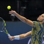 Carlos Alcaraz saca durante su partido ante Pablo Carreño en Basilea