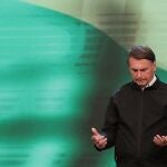 Fotografía del 15 de octubre que muestra al presidente de Brasil, Jair Bolsonaro, mientras participa en una oración al lado del pastor de la iglesia evangélica Silas Malafaia, en la ciudad de Río de Janeiro