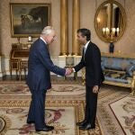 El rey Carlos III y Rishi Sunak en su primera reunión