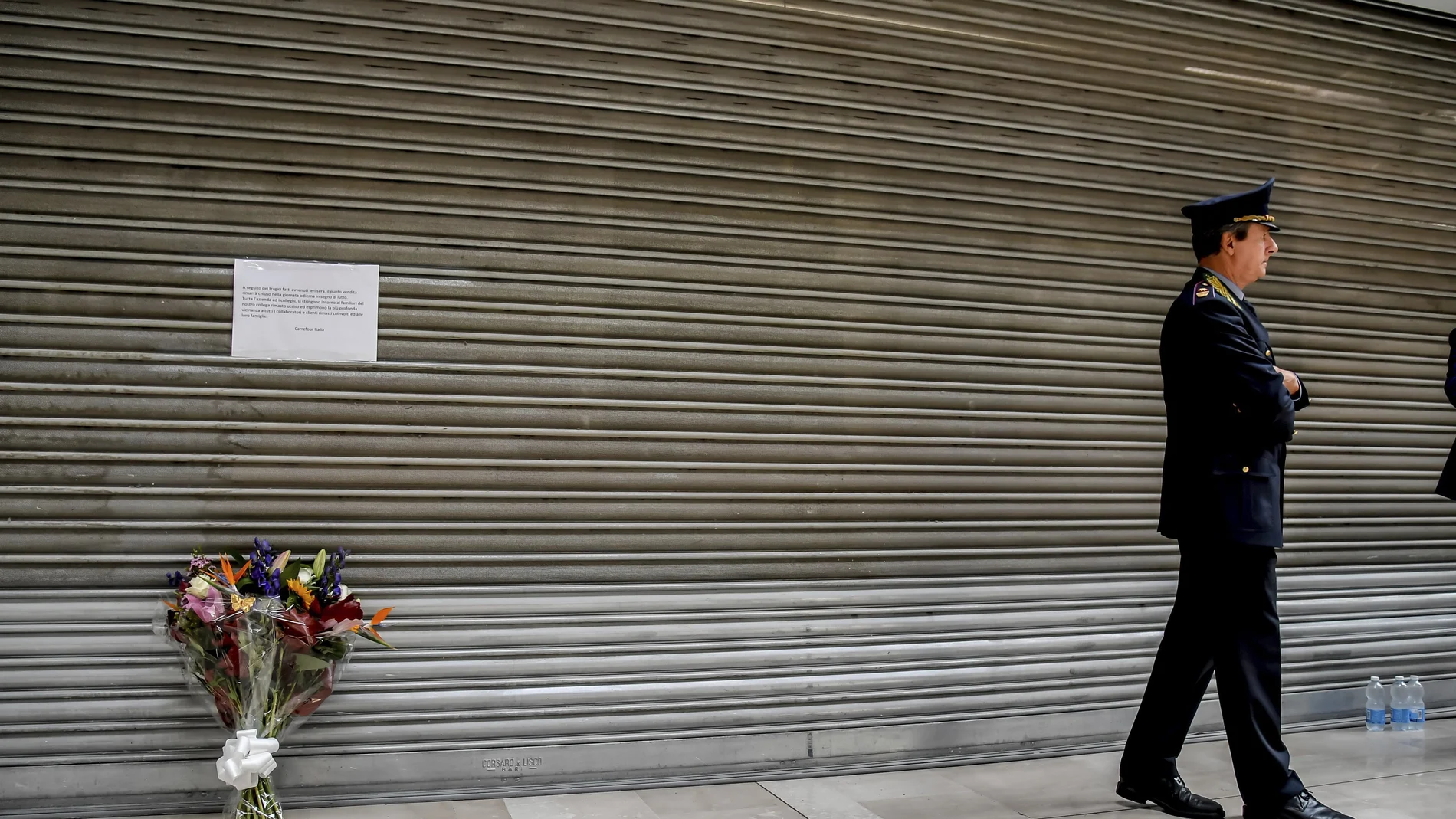 Un ramo de flores en el centro comercial en el que fue asesinada una persona y heridas otras cinco