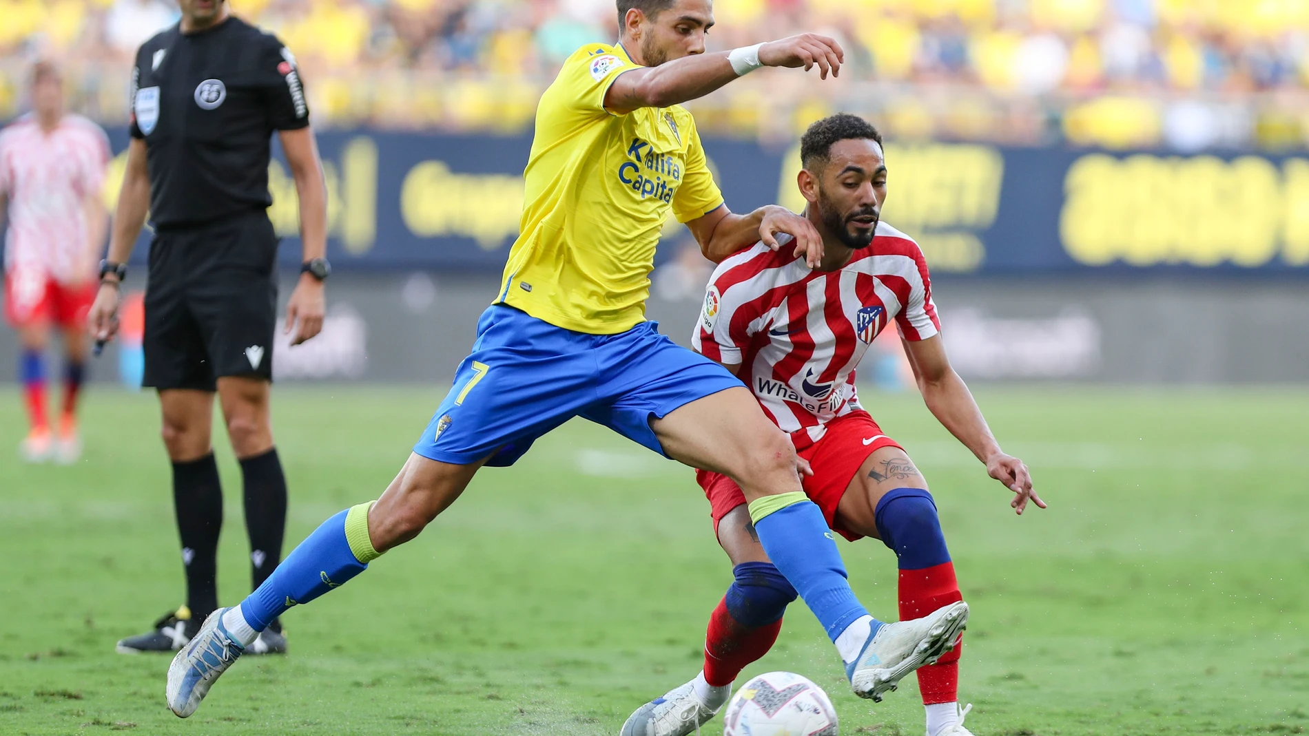 El delantero brasileño del Atlético de Madrid, Matheus Cunha lucha por el balón con el delantero del Cádiz CF, Rubén Sobrino, durante el partido correspondiente a la 12ª jornada de LaLiga que enfrenta al Cádiz CF y el Atlético de Madrid en el Estadio Nuevo Mirandilla