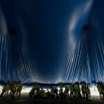 Operarios durante el levantamiento de la carpa del Circo del Sol en Puerta del Ángel, Madrid