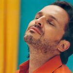 Miguel Bosé cuenta doce historias personales en "Sereno", su nuevo trabajo discográfico.