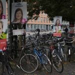 Bicicletas aparcadas fuera de una estación de tren en Copenhague