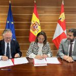 la presidenta del patronato de SCAYLE y consejera de Movilidad y Transformación Digital, María González Corral, y su homólogo en CTIC -organización ubicada en el Parque Científico y Tecnológico de Gijón-, Roberto Paraja, suscriben el acuerdo