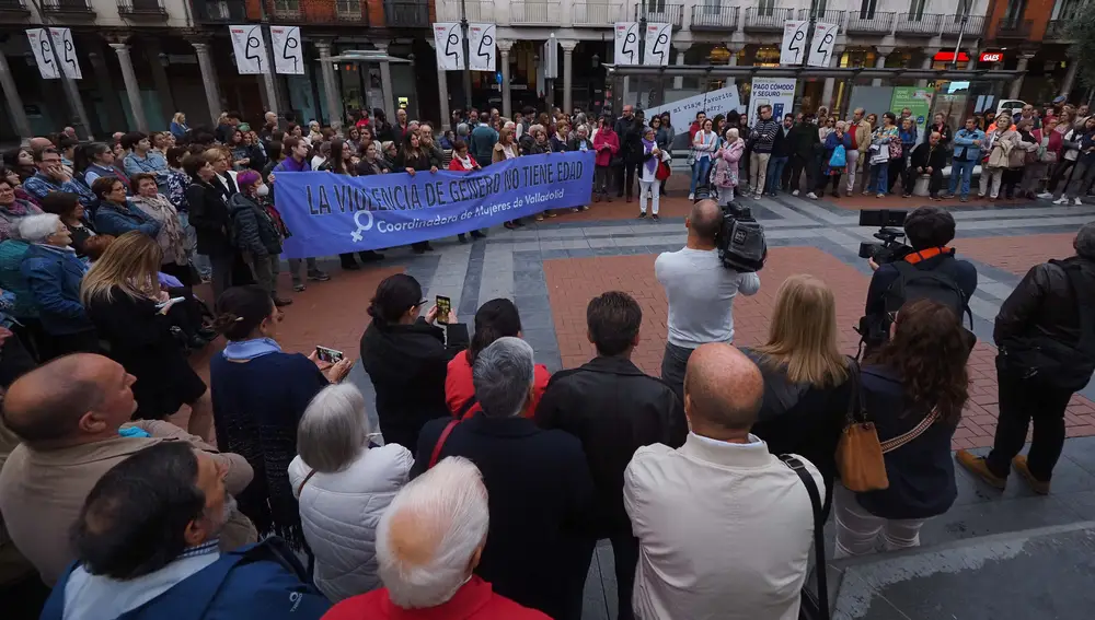 Un momento de la concentración llevada a cabo este sábado en VAlladolid en repulsa por el asesinato de la joven enfermera vallisoletana Teresa Rodríguez Llamazares el pasado jueves en Bruselas, supuestamente a manos de su expareja, un guardia civil de 24 años