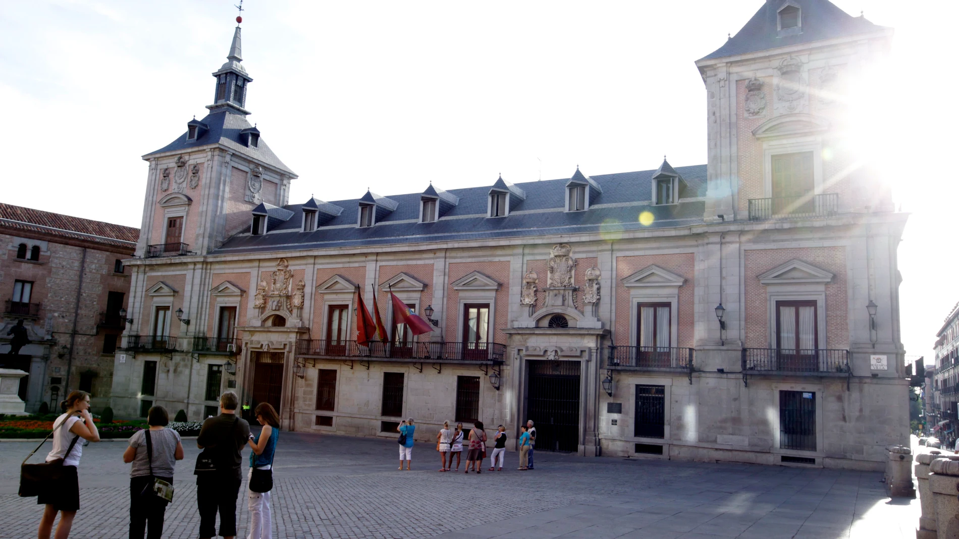 Turistas en la plaza de la Villa de la capital