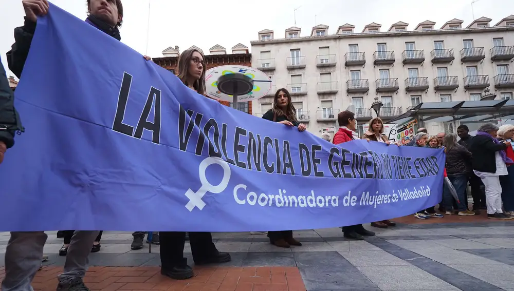 Un momento de la concentración llevada a cabo este sábado en VAlladolid en repulsa por el asesinato de la joven enfermera vallisoletana Teresa Rodríguez Llamazares el pasado jueves en Bruselas, supuestamente a manos de su expareja, un guardia civil de 24 años