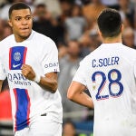 Kylian Mbappé y Carlos Soler con el PSG.
