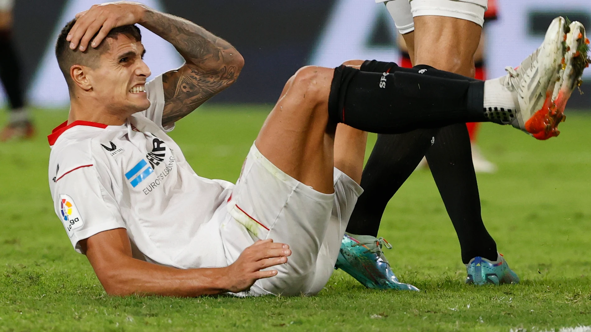 El delantero argentino del Sevilla Erik Lamela durante el partido. EFE/ Julio Muñoz