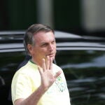 El presidente de Brasil y candidato a la reelección, Jair Bolsonaro, saluda a simpatizantes a su llegada para votar en la segunda ronda de las elecciones presidenciales hoy, en Río de Janeiro