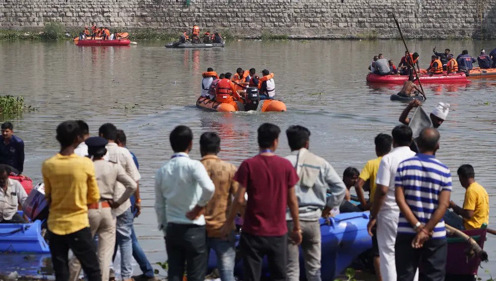 Las fuerzas de salvamento tratan de encontrar los cuerpos de los desaparecidos tras el colapso del puente de Morbi