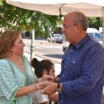José Antonio Monago con María, la mujer a la que salvó la vida tras sufrir un grave accidente cerca de Trujillo. La Razón