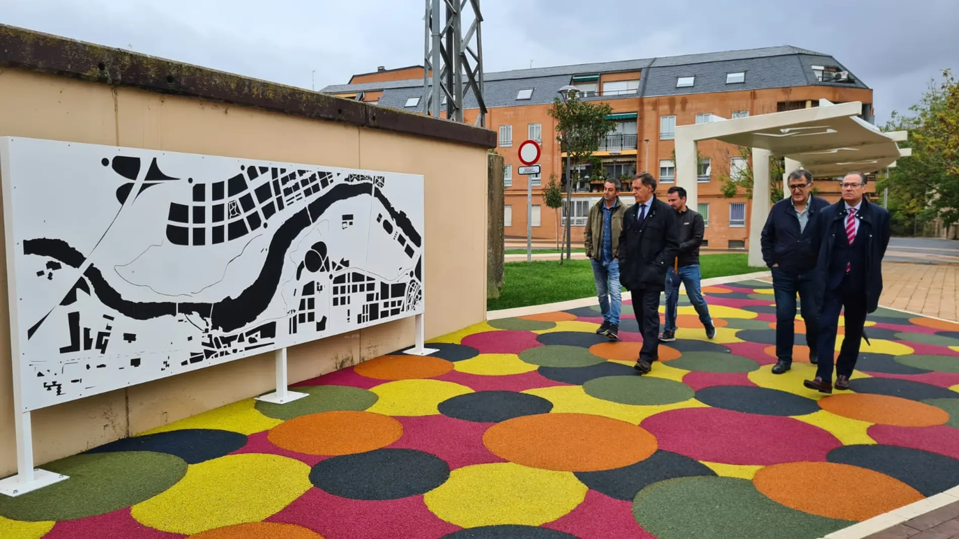 El alcalde de Salamanca, Carlos García Carbayo, visita la remodelación de uno de los barrios de la ciudad