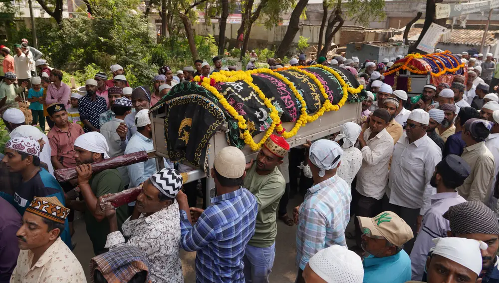 imagen del funeral de algunos de los fallecidos en el colapso del puente de Morbi, en el que más de 140 personas perdieron la vida