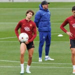Simeone, Joao Félix y Savic, durante el último entrenamiento del Atlético