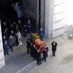 La familia de Franco usó la Cruz Laureada de San Fernando para cubrir el féretro el día de su exhumación en el Valle de los Caídos