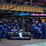 Esteban Ocon sale del box de Alpine en un Gran Premio de F1