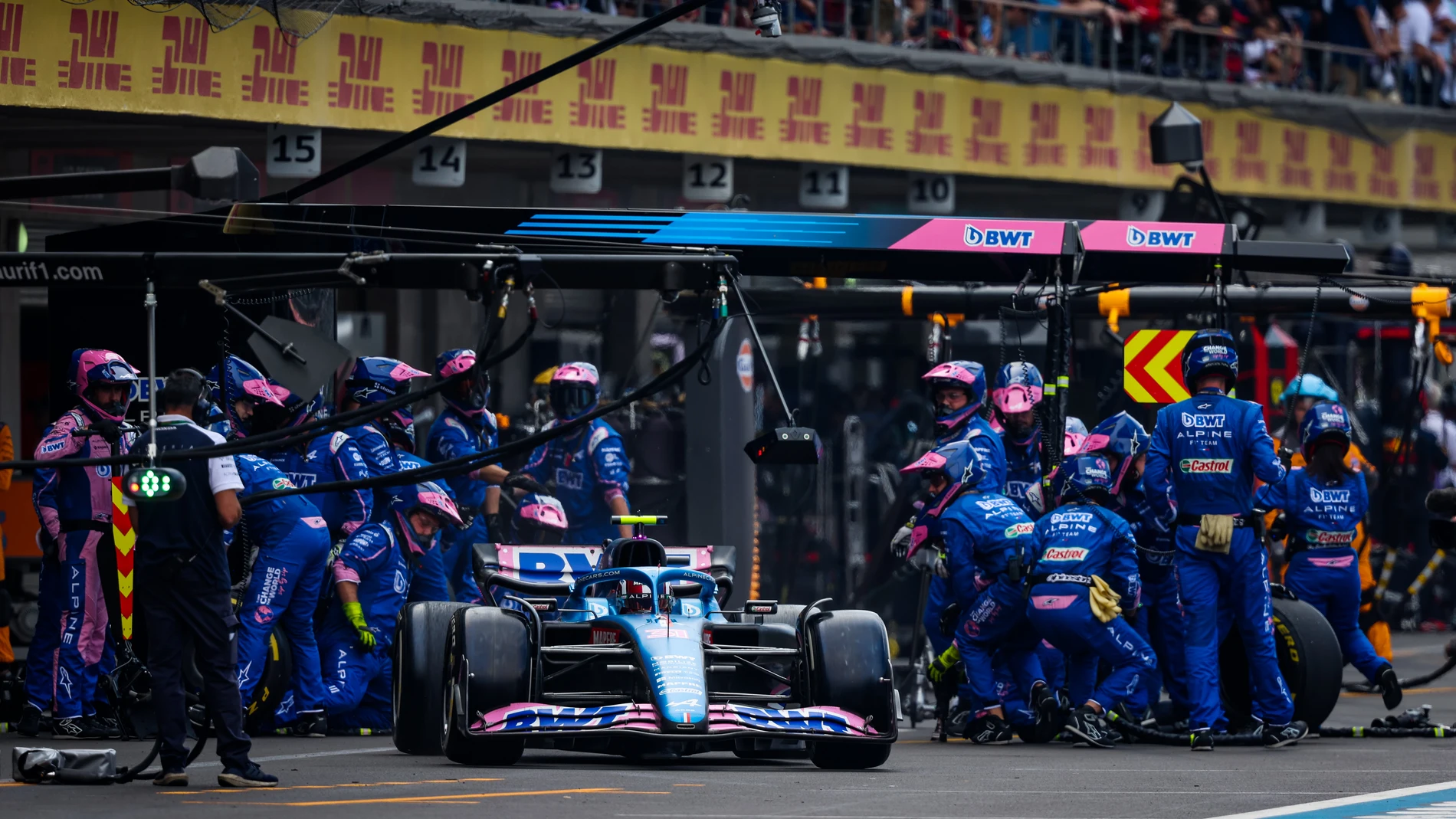 Esteban Ocon sale del box de Alpine en un Gran Premio de F1