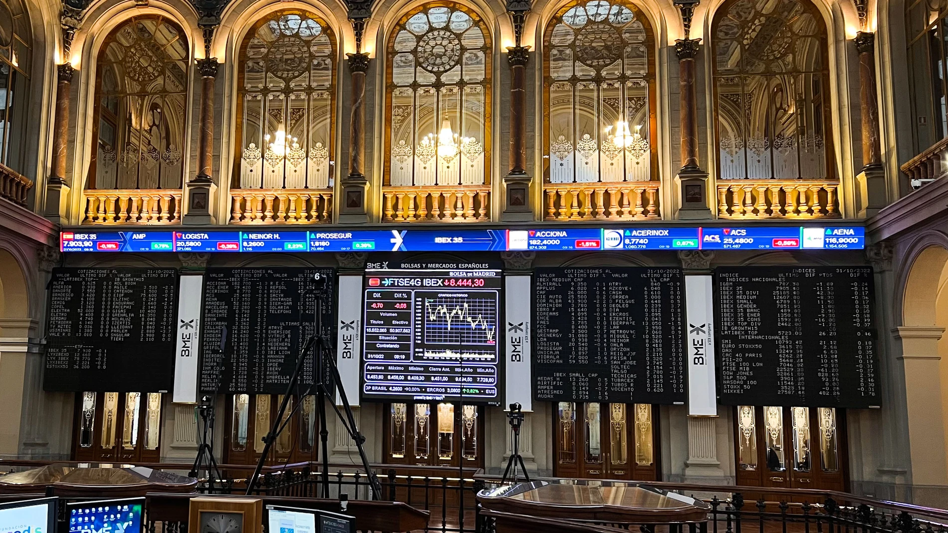 Varios paneles y monitores muestran en el parqué madrileño la evolución de la Bolsa española