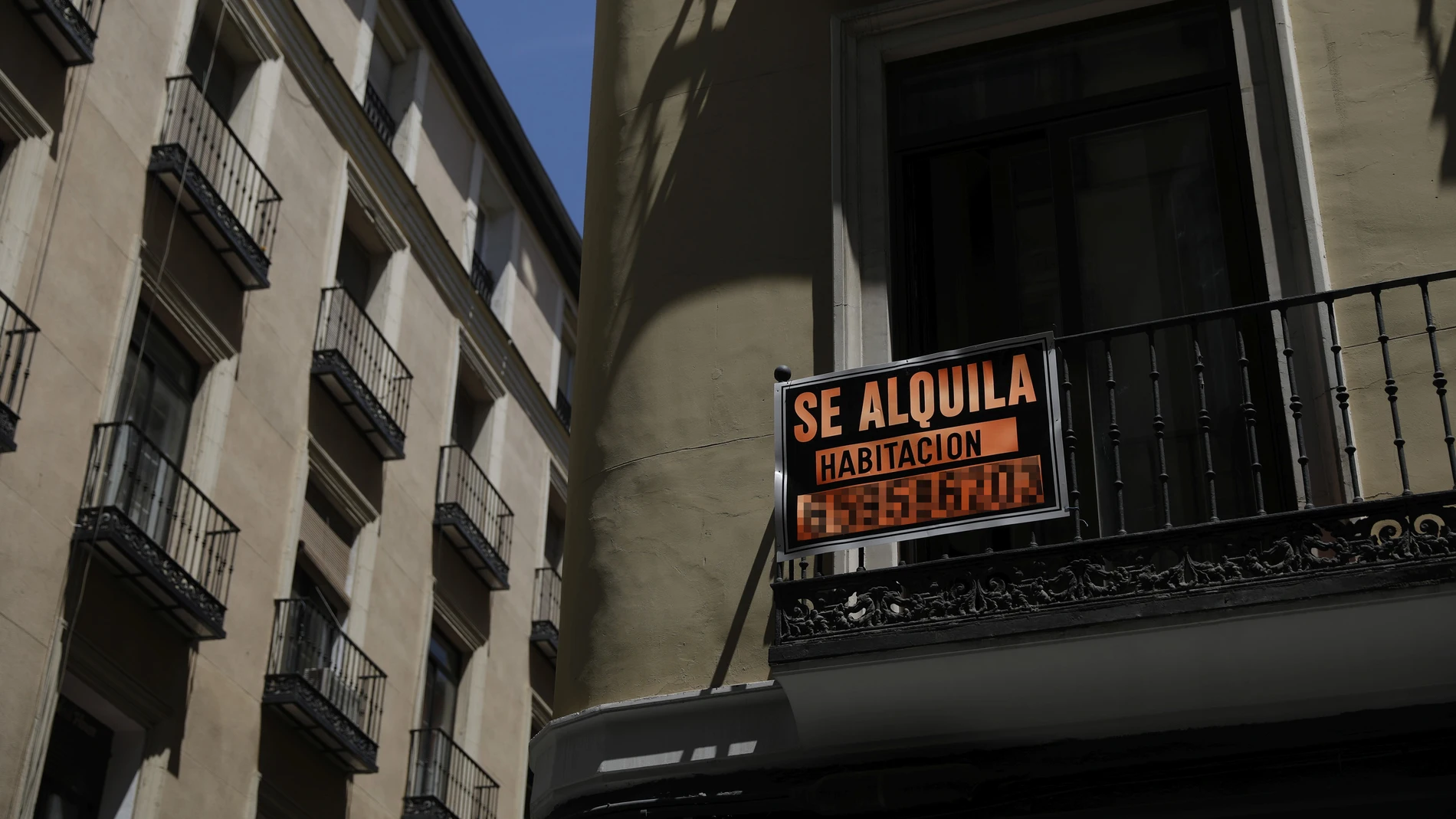 Anuncio de alquiler en el barrio madrileño de Chueca
