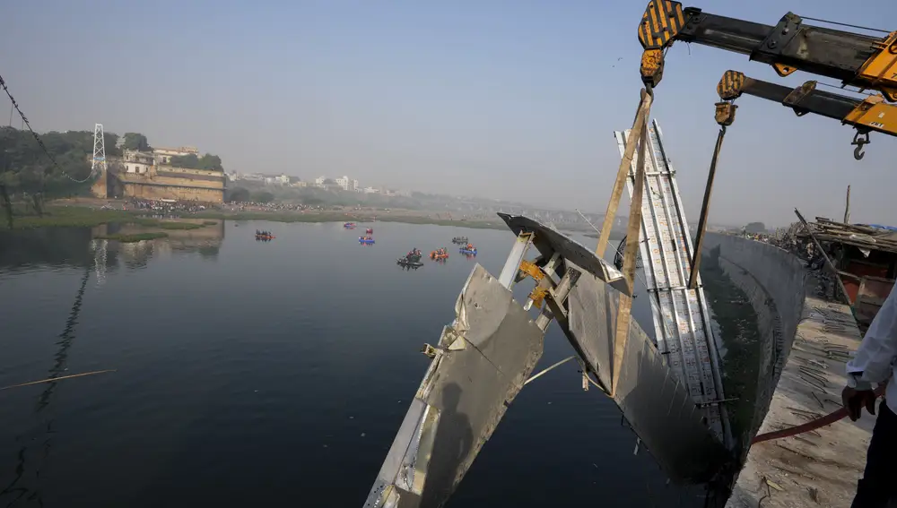 Varias grúas remueven los restos del puente colapsado
