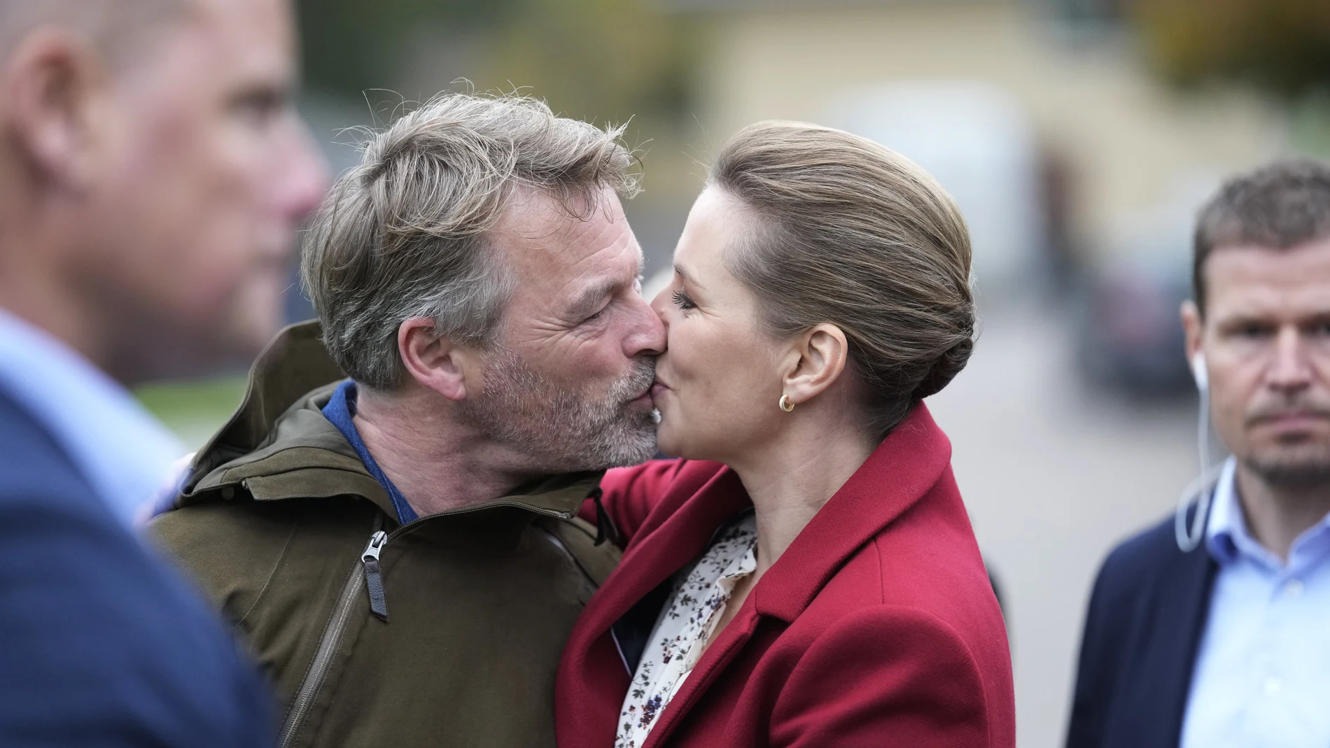 La primer ministra danesa, Mette Frederiksen, besa a su marido, Bo Tengberg, tras votar ayer en Vaerloese