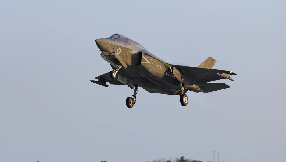 Un caza furtivo F-35B dirigido por el Escuadrón de Ataque de los Marines de EEUU 242 despegando de una base aérea en Gunsan, provincia de Jeolla del Norte, en Corea del Sur