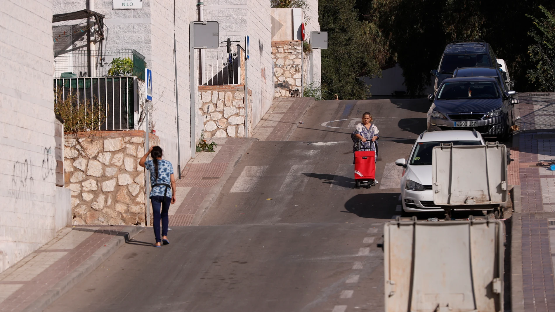Vista de la calle donde anoche fue hallado un joven de 28 años que falleció tras recibir tres disparos, dos en la cabeza y uno en el pecho, en la barriada de La Corta, en Málaga capital