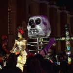 Un grupo de mujeres indígenas vestidas de Catrina, desfilan en la ciudad de San Cristóbal de las Casas, Chiapas (México) junto a una calavera