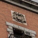 Uno de los escudos con el Águila de San Juan que fueron retirados de la fachada del Ministerio de Asuntos Exteriores