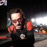 Bono, el cantante del grupo irlandés U2, durante su actuación en el estadio de Anoeta de San Sebastián.