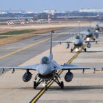 Cazas KF-16 en una base aérea en Gunsan, en la costa occidental de Corea del Sur, dentro de las maniobras conjuntas Vigilant Storm con EEUU