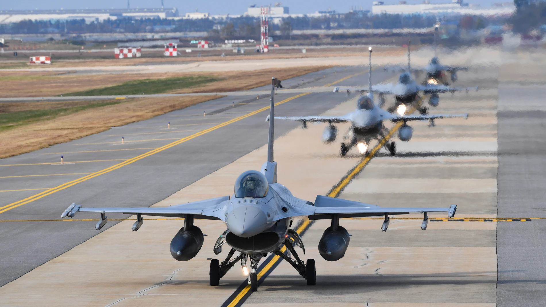 Cazas KF-16 en una base aérea en Gunsan, en la costa occidental de Corea del Sur, dentro de las maniobras conjuntas Vigilant Storm con EEUU