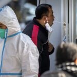 Un hombre se somete a un test en Beijing en medio de los confinamientos decretados por el Gobierno
