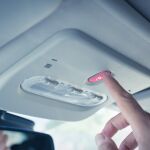 Todos los coches de nueva generación ya incluyen un botón SOS, con el que se puede realizar una llamada al centro de emergencias más próximo… como si se tratase de un teléfono móvil o fijo | Fuente: Dreamstime