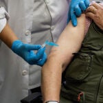 Una enfermera vacuna a un hombre en el Centro de Salud de Alameda de Osuna, en Madrid