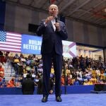 El doble lapsus sucedió mientras Biden daba un discurso en Hallandale Beach (Florida)