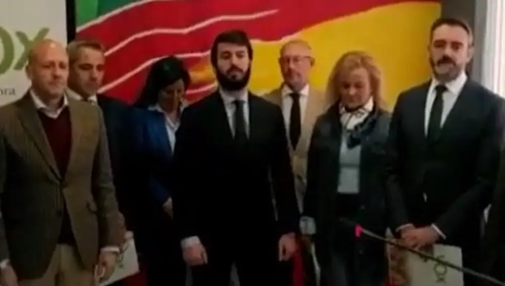 Minuto de silencio por la niña Olivia del vicepresidente de la Junta, Juan García-Gallardo, y miembros de Vox en Zamora