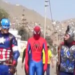 Imagen de los agentes disfrazados antes de la intervención