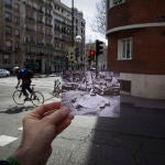 Contraposición de imágenes del antes y el después en la esquina entre las calles de Juan Bravo y Príncipe de Vergara, lugar donde ETA atentó en 1986
