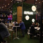 LISBOA, 02/11/2022.-España repite presencia en esta edición del congreso tecnológico Web Summit en un momento en el que su ecosistema emprendedor quiere expandirse, cuenta con una potente inversión económica y ofrece variedad de servicios bajo el puño de la guerra en Ucrania y la inflación. Inteligencia artificial, "smart cities", ingeniería aeroespacial, "blockchain" (cadena de bloques), salud, ciberseguridad, 3D y el metaverso son algunos de los sectores que abarcan las cerca de 70 empresas e instituciones que exponen bajo el paraguas del Ejecutivo español, el doble de participación que en el año anterior en este encuentro internacional en Lisboa. EFE/Carlota Ciudad
