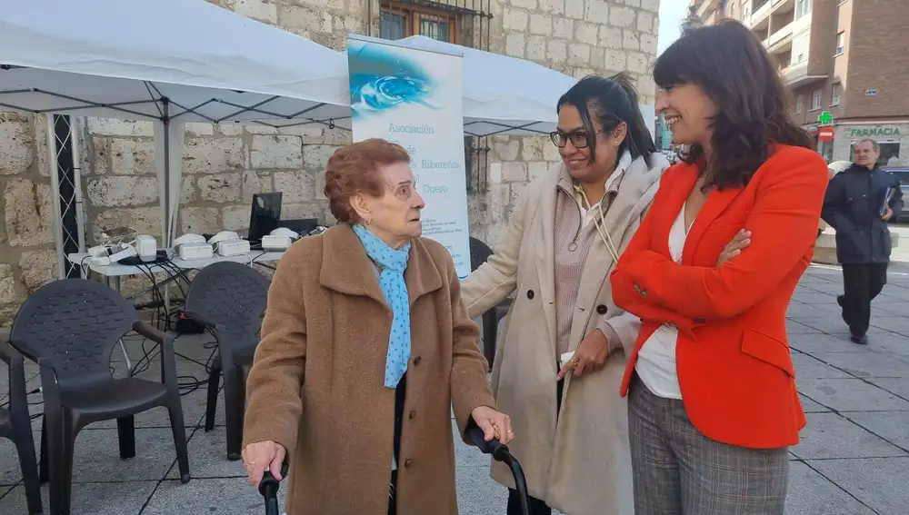 La concejala Ana Redondo conversa con una de las participantes en la iniciativa