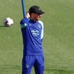 El entrenador del Atlético de Madrid, Diego Simeone, durante el entrenamiento realizado este miércoles en la Ciudad Deportiva de Majadahonda
