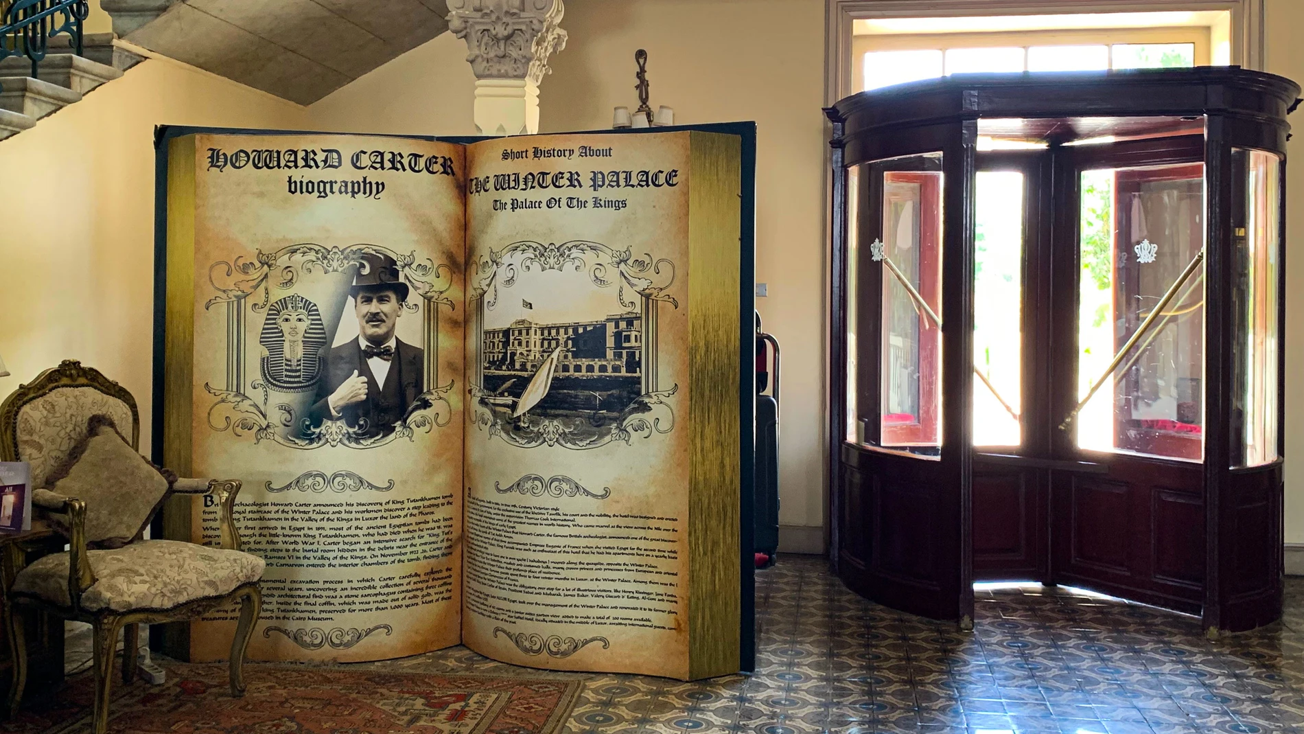 Uno de los accesos del hotel Winter Palace, ubicado en Lúxor, donde el egiptólogo Howard Carter anunció hace cien años el descubrimiento de la tumba de Tutankamón